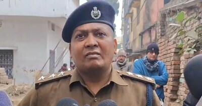 पुलिस हत्या और आत्महत्या दोनों ऐंगल से जांच कर रही है.