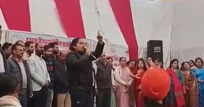 विदिशा गर्ल्स कॉलेज के मंच पर बोलती छात्रा. 