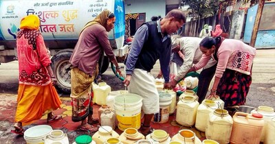 इंदौर: मध्य प्रदेश के इंदौर के भागीरथपुरा इलाके में कथित तौर पर दूषित पानी पीने से हुई मौतों के बाद लोग टैंकर से पानी भर रहे हैं. (PTI फोटो)