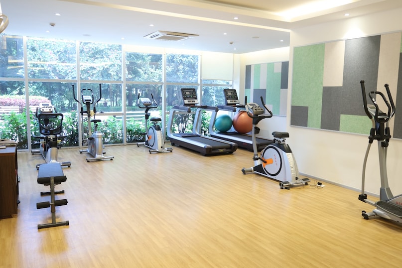 इन घरों को एक्सप्रेसवे, मेट्रो और इंटरसिटी कनेक्टिविटी के नजदीक बनाया जा रहा है, ताकि ये कम्युनिटी शहरों और सुविधाओं के करीब रहे लेकिन शांति और सुकून भी बरकरार रहे.यह बढ़ती सिनियर लिविंग केवल हाउसिंग का ट्रेंड नहीं है, बल्कि एक सांस्कृतिक बदलाव है जो स्वायत्तता, देखभाल और साथ रहने को महत्व देता है. विचारपूर्वक डिजाइन किए गए ये समुदाय बुजुर्गों के जीवन के इस पड़ाव को सुरक्षित, आरामदायक और समर्थ बनाने का नया तरीका पेश कर रहे हैं. इन घरों को एक्सप्रेसवे, मेट्रो और इंटरसिटी कनेक्टिविटी के नजदीक बनाया जा रहा है, ताकि ये कम्युनिटी शहरों और सुविधाओं के करीब रहे लेकिन शांति और सुकून भी बरकरार रहे.यह बढ़ती सिनियर लिविंग केवल हाउसिंग का ट्रेंड नहीं है, बल्कि एक सांस्कृतिक बदलाव है जो स्वायत्तता, देखभाल और साथ रहने को महत्व देता है. विचारपूर्वक डिजाइन किए गए ये समुदाय बुजुर्गों के जीवन के इस पड़ाव को सुरक्षित, आरामदायक और समर्थ बनाने का नया तरीका पेश कर रहे हैं.