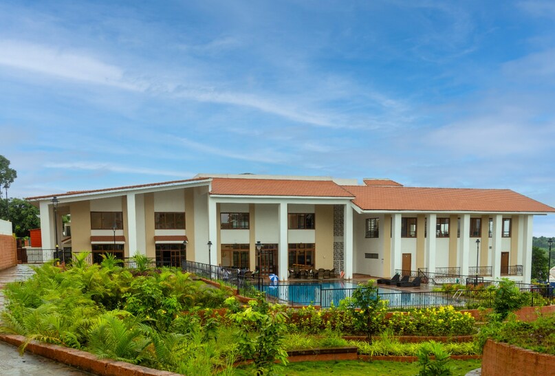 सीनियर लिविंग होम्स मुख्य रूप से बुजुर्गों के लिए बनाए जाने वाले घर हैं, जो सीनियर सिटिजंस की हर जरूरत को ध्यान में रखकर डिजाइन किए जा रहे हैं. यह उन लोगों के लिए बेहद कारगर हो रहे हैं जो बुजुर्ग दंपत्ति या अकेले बुजुर्ग यहां रह रहे हैं और उनके बच्चे विदेशों में हैं. इन घरों का सबसे बड़ा काम ही बुजुर्गों को रहने के छत देना नहीं है बल्कि हर वह लक्जरी देना है जिसकी उन्हें जरूरत हो सकती है साथ ही सुरक्षा, आराम और सामाजिक जुड़ाव के साथ सम्मान देना भी इस कॉन्सेप्ट की खासियतों में से एक है. सीनियर लिविंग होम्स मुख्य रूप से बुजुर्गों के लिए बनाए जाने वाले घर हैं, जो सीनियर सिटिजंस की हर जरूरत को ध्यान में रखकर डिजाइन किए जा रहे हैं. यह उन लोगों के लिए बेहद कारगर हो रहे हैं जो बुजुर्ग दंपत्ति या अकेले बुजुर्ग यहां रह रहे हैं और उनके बच्चे विदेशों में हैं. इन घरों का सबसे बड़ा काम ही बुजुर्गों को रहने के छत देना नहीं है बल्कि हर वह लक्जरी देना है जिसकी उन्हें जरूरत हो सकती है साथ ही सुरक्षा, आराम और सामाजिक जुड़ाव के साथ सम्मान देना भी इस कॉन्सेप्ट की खासियतों में से एक है.