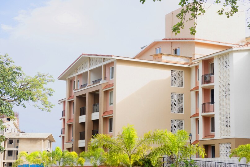 मानासर सीनियर लिविंग के को फाउंडर, अनंतराम वारायुर कहते हैं कि 2025 में सीनियर लिविंग का परिदृश्य एक अहम बदलाव के दौर में है. बढ़ती उम्र, बदलती पारिवारिक संरचनाएं और रियल एस्टेट सेक्टर की समझ अब बुज़ुर्गों की जरूरतों पर ज्यादा ध्यान दे रही है. माइग्रेशन, छोटे परिवार और व्यस्त जीवनशैली के कारण कई बुज़ुर्ग अब स्वतंत्र रूप से या केवल जीवनसाथी के साथ रहना पसंद कर रहे हैं. इसी बदलाव को देखते हुए डेवलपर्स ऐसे समुदाय बना रहे हैं, जहां बुज़ुर्गों के लिए आराम और सक्रिय जीवन सुनिश्चित हो. मनासुम इस वित्तीय वर्ष के अंत तक अपनी सीनियर लिविंग इन्वेंट्री को दोगुना कर लगभग 2,500 यूनिट्स तक ले जाने की योजना में है. मानासर सीनियर लिविंग के को फाउंडर, अनंतराम वारायुर कहते हैं कि 2025 में सीनियर लिविंग का परिदृश्य एक अहम बदलाव के दौर में है. बढ़ती उम्र, बदलती पारिवारिक संरचनाएं और रियल एस्टेट सेक्टर की समझ अब बुज़ुर्गों की जरूरतों पर ज्यादा ध्यान दे रही है. माइग्रेशन, छोटे परिवार और व्यस्त जीवनशैली के कारण कई बुज़ुर्ग अब स्वतंत्र रूप से या केवल जीवनसाथी के साथ रहना पसंद कर रहे हैं. इसी बदलाव को देखते हुए डेवलपर्स ऐसे समुदाय बना रहे हैं, जहां बुज़ुर्गों के लिए आराम और सक्रिय जीवन सुनिश्चित हो. मनासुम इस वित्तीय वर्ष के अंत तक अपनी सीनियर लिविंग इन्वेंट्री को दोगुना कर लगभग 2,500 यूनिट्स तक ले जाने की योजना में है.