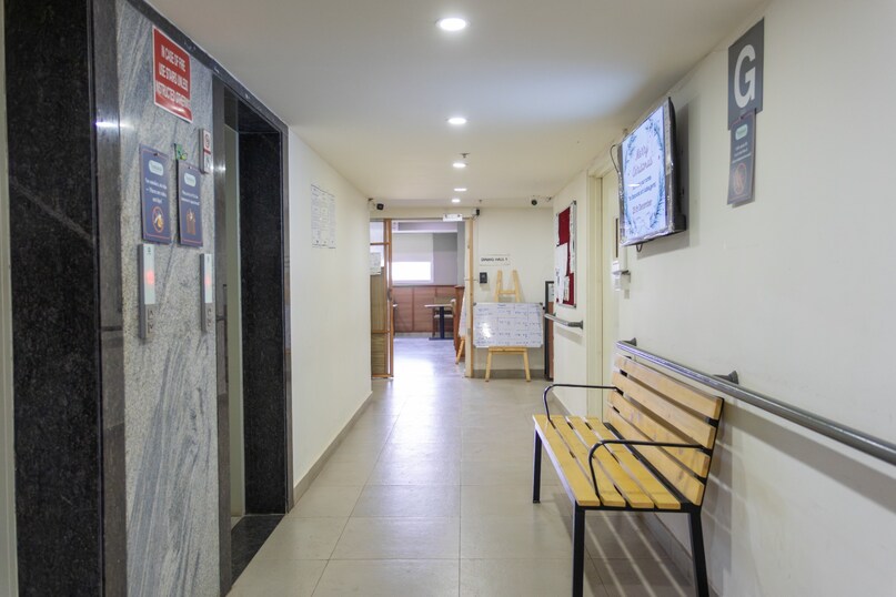 बुजुर्गों के लिए इन होम्स में सुरक्षा और स्वास्थ्य सेवाएं सबसे प्रमुख हैं. अधिकांश कम्युनिटी में 24x7 निगरानी, नियंत्रित प्रवेश, ऑन-साइट मेडिकल रूम, नर्सिंग सपोर्ट, डॉक्टर विजिट और अस्पताल से जुड़ाव मौजूद हैं. ताकि जरूरत पड़ने पर मदद तुरंत मिल सके. सुरक्षा के अलावा, ये कम्युनिटी वेलनेस और सामाजिक जुड़ाव को भी बढ़ावा देती हैं. एक्टिविटी जोन्स, गार्डन, रीडिंग लाउंज, योग और सांस्कृतिक प्रोग्राम बुजुर्गों को शारीरिक और मानसिक रूप से सक्रिय बनाए रखते हैं. बुजुर्गों के लिए इन होम्स में सुरक्षा और स्वास्थ्य सेवाएं सबसे प्रमुख हैं. अधिकांश कम्युनिटी में 24x7 निगरानी, नियंत्रित प्रवेश, ऑन-साइट मेडिकल रूम, नर्सिंग सपोर्ट, डॉक्टर विजिट और अस्पताल से जुड़ाव मौजूद हैं. ताकि जरूरत पड़ने पर मदद तुरंत मिल सके. सुरक्षा के अलावा, ये कम्युनिटी वेलनेस और सामाजिक जुड़ाव को भी बढ़ावा देती हैं. एक्टिविटी जोन्स, गार्डन, रीडिंग लाउंज, योग और सांस्कृतिक प्रोग्राम बुजुर्गों को शारीरिक और मानसिक रूप से सक्रिय बनाए रखते हैं.