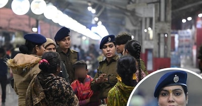 एक रेस्क्यू मिशन के दौरान RPF इंस्पेक्टर चंदना सिन्हा.