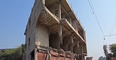 अमीनुद्दीन खान के अवैध भवन पर दूसरे दिन भी बुलडोजर कार्रवाई जारी