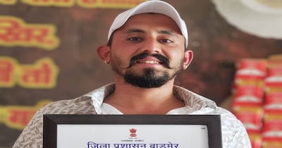 गणतंत्र दिवस पर बाड़मेर प्रशासन ने डीप फेक आरोपी को द दिया सम्मान