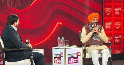 News18 इंडिया की डायमंड सम्मिट में एडिटर ज्योति कमल के साथ सीएम नायब सिंह सैनी.