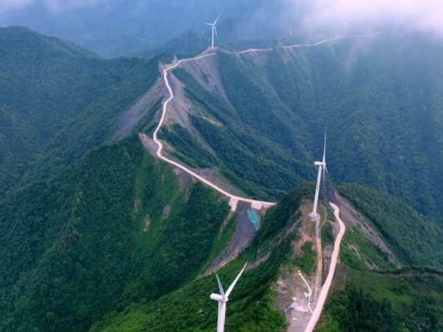 दोनों तरफ 600 मीटर गहरी खाई, बीच में पतली सड़क, मौत को दावत!