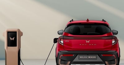 महिंद्रा ने XUV 3XO EV को दो मुख्य वेरिएंट में पेश किया है