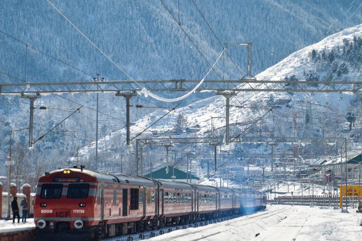 पहाड़ों पर सफेद आफत मैदानों में बारिश चलेंगी बर्फीली हवाएं अगले 48 घंटे में कुदरत का दिखेगा रौद्र रूप रहें अलर्ट