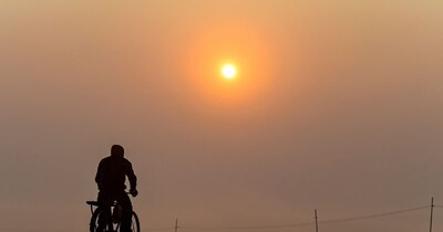 यूपी, बिहार, दिल्ली समेत उत्तर भारत में कोल्ड वेव और घना कोहरा जारी. (फोटो PTI)