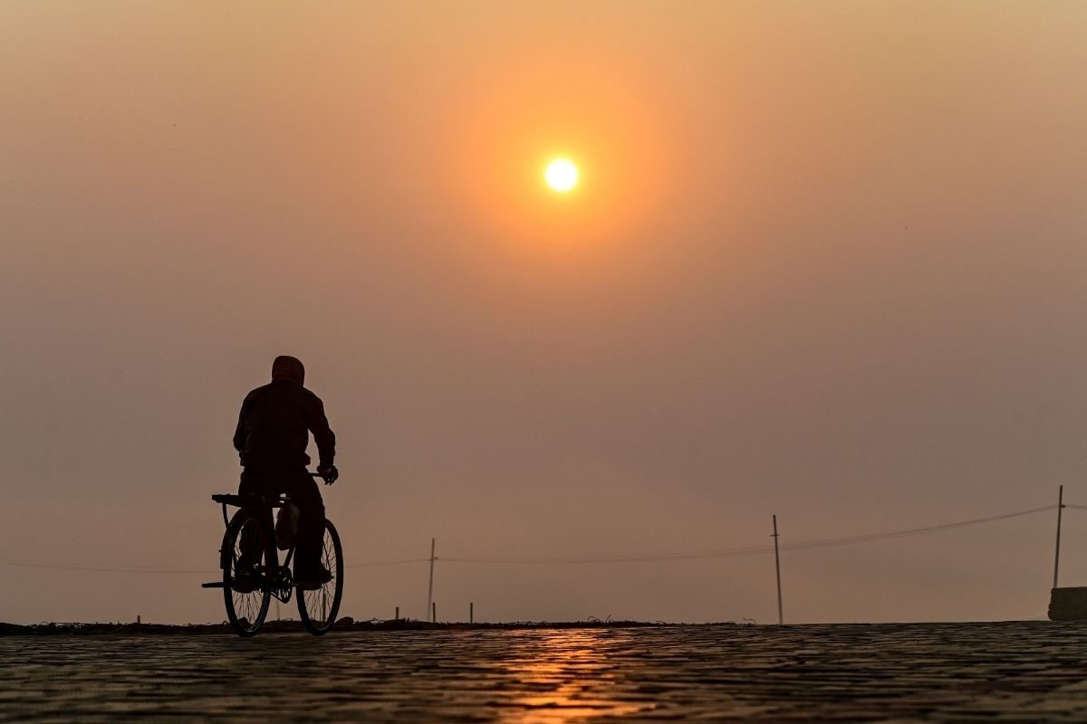 Aaj Ka Mausam: मकर संक्रांति पर UP-बिहार समेत 5 राज्यों में कोल्ड अटैक घना कोहरा अगले 48 घंटे भारी देखें IMD अपडेट