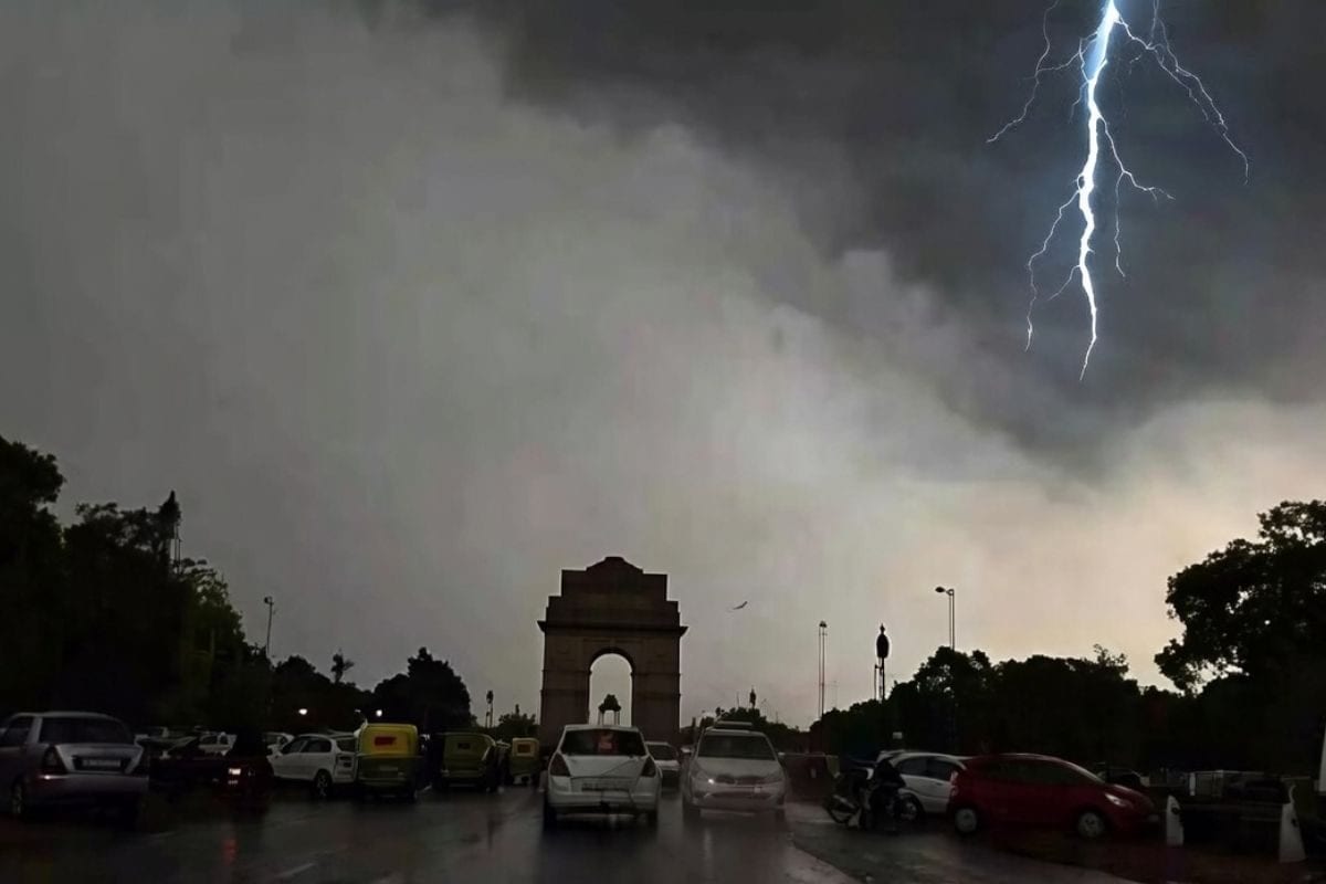 आंधी बिजली और बारिशUP-बिहार से लेकर दिल्ली-NCR तक 8 राज्यों में आसमान से गिरेगी आफत IMD की चेतावनी