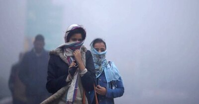 यूपी-बिहार में घना कोहरा जारी है, जबकि दिल्ली में बारिश से ठंड में राहत मिलने वाली है. (फाइल फोटो PTI)