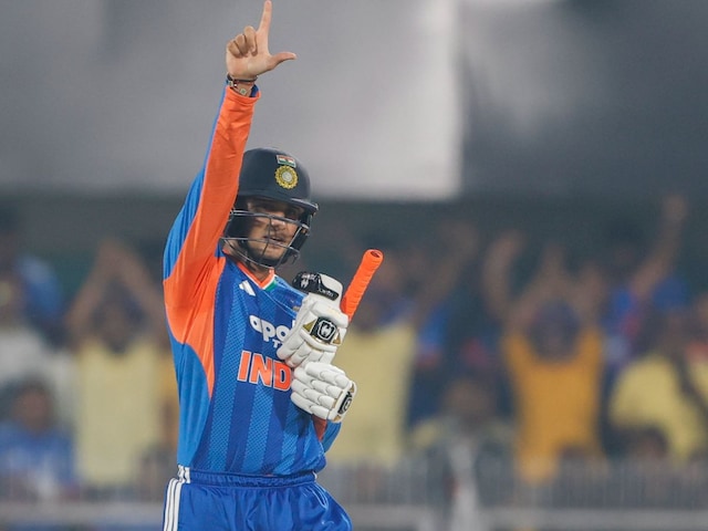 অভিষেক শর্মা ধার করা ব্যাট নিয়ে টি-টোয়েন্টি বিশ্বকাপের ফাইনালে বিপর্যয় সৃষ্টি করেছিলেন।