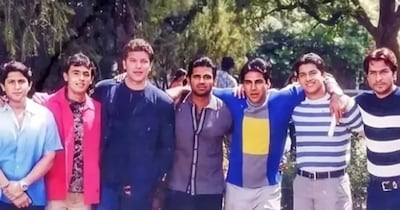 नई दिल्ली. हिंदी सिनेमा में कुछ चेहरे ऐसे होते हैं, जो हीरो बनने का सपना लेकर आते हैं, लेकिन किस्मत उन्हें अलग रास्ते पर ले जाती है. छह फीट तीन इंच की लंबी कद-काठी, गोरा रंग और दमदार पर्सनैलिटी के साथ इस एक्टर ने इंडस्ट्री में कदम रखा था. शुरुआती दौर में उनका चेहरा चॉकलेटी हीरो जैसा माना गया, लेकिन समय के साथ उन्होंने ऐसे किरदार चुने, जो उन्हें पर्दे पर विलेन और ग्रे शेड्स वाले रोल्स में पहचान दिला गए. 90 के दशक में यह अभिनेता फिल्मों से ज्यादा अपनी पर्सनैलिटी और बेबाक अंदाज को लेकर चर्चा में रहा. बड़े-बड़े सुपरस्टार्स के साथ स्क्रीन शेयर करने के बावजूद उनका करियर वैसी उड़ान नहीं भर सका, जैसी उनसे उम्मीद की जा रही थी. वजह बनी उनका मस्तमौला स्वभाव और काम को लेकर शुरुआती लापरवाही.  