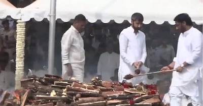 अजि‍त पवार पंचतत्‍व में विलीन हो गए हैं. पूरे राजकीय सम्‍मान के साथ उनका अंतिम संस्‍कार किया गया. 