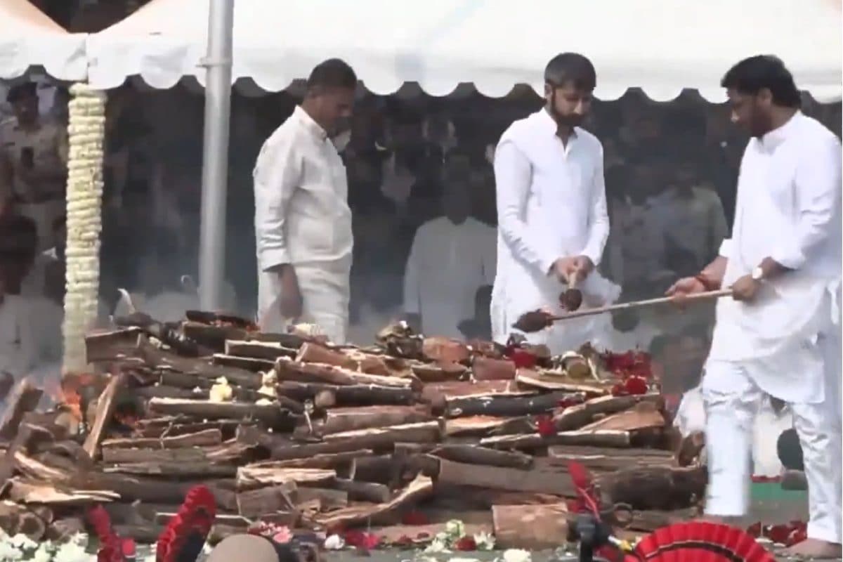 Ajit Pawar Funeral Live: अजित पवार पंचतत्‍व में विलीन, दोनों बेटों ने दी मुखाग्नि, फूट-फूट कर रो पड़ीं सुप्रिया सुले