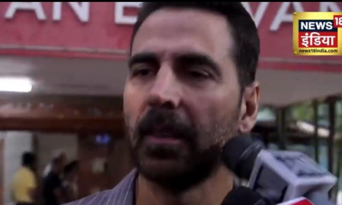 मदद कर दो सर… अक्षय कुमार से बच्ची ने मांगी मदद, छूए खिलाड़ी कुमार के पैर