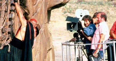 नई दिल्ली. अमरीश पुरी ने अपने करियर में ज्यादातर नेगेटिव रोल ही निभाए हैं. उनकी गिनती हिंदी फिल्‍म इंडस्‍ट्री के उन महान कलाकारों में होती थी, जिनके निभाए किरदार अमर हो जाया करते थे. उनकी गिनती इंडस्ट्री के सबसे खतरनाक खलनायकों में होती है.इंडस्ट्री में उन्हें पहचान ही विलेन के रोल से मिली थी.