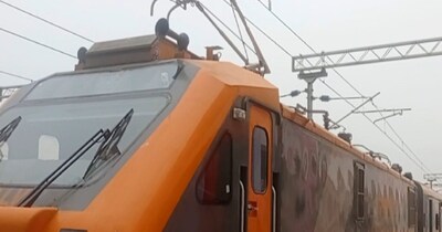 रेलवे ने ट्रेनों का नाम और नंबर जारी किया.