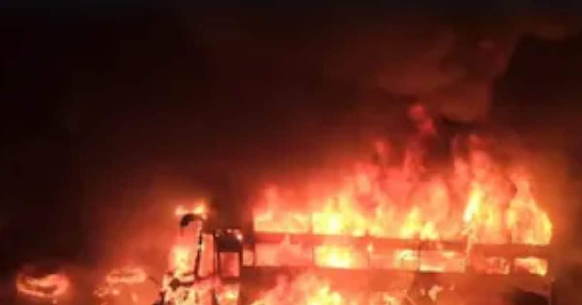टायर फटा और फिर सब राख… आंध्र प्रदेश में बस-लॉरी की टक्कर के बाद भड़की आग, पहचानना भी मुश्किल हुआ शव