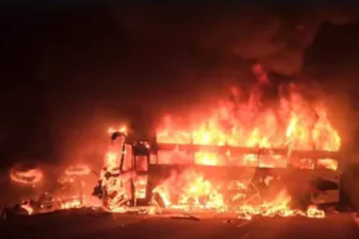 टायर फटा और फिर सब राख… आंध्र प्रदेश में बस-लॉरी की टक्कर के बाद भड़की आग पहचानना भी मुश्किल हुआ शव