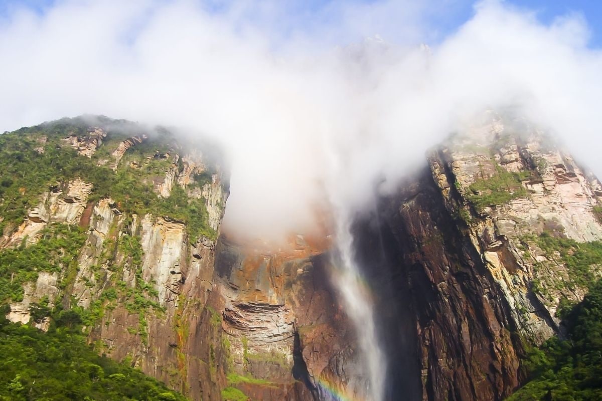 दुनिया का सबसे ऊंचा वाटरफॉल बादल के बीच से गिरता है ये झरना एडवेंचर से भरा है पहुंचने का रास्ता