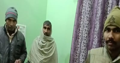 आरा के कोल्ह रामपुर गांव में पुलिस ने दो जनरल स्टोर से विदेशी शराब बरामद की, दोनों दुकानदार गिरफ्तार हुए.