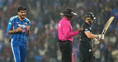 अक्षर पटेल ने ग्लेन फिलिप्स का अहम विकेट लेकर मैच का रुख मोड़ दिया