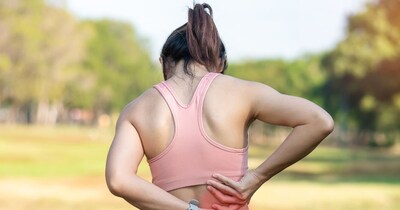 महिलाओं में हार्मोनल बदलाव की वजह से कमर दर्द की समस्या कॉमन है.