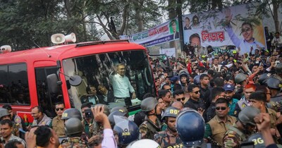 बांग्लादेश चुनाव में खुलेआम धमकी दे रहे हैं जमात के कैंडिडेट. (रायटर्स) 