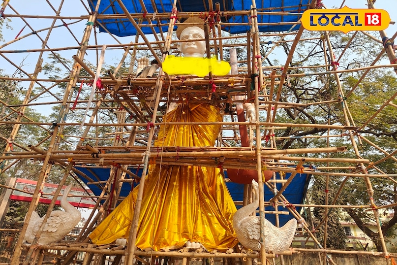 рд╕рд░рд╕реНрд╡рддреА рдкреВрдЬрд╛ рдХреЛ рд▓реЗрдХрд░ рдЬрдорд╢реЗрджрдкреБрд░ рдореЗрдВ рд╣рд░ рд╕рд╛рд▓ рд╡рд┐рд╢реЗрд╖ рдЙрддреНрд╕рд╛рд╣ рджреЗрдЦрдиреЗ рдХреЛ рдорд┐рд▓рддрд╛ рд╣реИ, рд▓реЗрдХрд┐рди рд╢рд╣рд░ рдореЗрдВ рдмрдирдиреЗ рд╡рд╛рд▓реА 31 рдлреАрдЯ рдКрдВрдЪреА рдорд╛рдВ рд╕рд░рд╕реНрд╡рддреА рдХреА рднрд╡реНрдп рдкреНрд░рддрд┐рдорд╛ рдЗрд╕реЗ рдПрдХ рдЕрд▓рдЧ рдкрд╣рдЪрд╛рди рджрд┐рд▓рд╛рддреА рд╣реИ. рдпрд╣ рд╡рд┐рд╢рд╛рд▓ рдкреНрд░рддрд┐рдорд╛ рди рд╕рд┐рд░реНрдл рд╢реНрд░рджреНрдзрд╛рд▓реБрдУрдВ рдХреА рдЖрд╕реНрдерд╛ рдХрд╛ рдХреЗрдВрджреНрд░ рдмрдирддреА рд╣реИ, рдмрд▓реНрдХрд┐ рдЕрдкрдиреА рднрд╡реНрдпрддрд╛ рдФрд░ рдХрд▓рд╛рддреНрдордХрддрд╛ рдХреЗ рдХрд╛рд░рдг рдкреВрд░реЗ рд╢рд╣рд░ рдореЗрдВ рдЪрд░реНрдЪрд╛ рдХрд╛ рд╡рд┐рд╖рдп рднреА рд░рд╣рддреА рд╣реИ. рд╕рд░рд╕реНрд╡рддреА рдкреВрдЬрд╛ рдХреЗ рдореМрдХреЗ рдкрд░ рджреВрд░-рджреВрд░ рд╕реЗ рд▓реЛрдЧ рдЗрд╕ рдкреНрд░рддрд┐рдорд╛ рдХреЗ рджрд░реНрд╢рди рдХреЗ рд▓рд┐рдП рдкрд╣реБрдВрдЪрддреЗ рд╣реИрдВ. рд╕рд░рд╕реНрд╡рддреА рдкреВрдЬрд╛ рдХреЛ рд▓реЗрдХрд░ рдЬрдорд╢реЗрджрдкреБрд░ рдореЗрдВ рд╣рд░ рд╕рд╛рд▓ рд╡рд┐рд╢реЗрд╖ рдЙрддреНрд╕рд╛рд╣ рджреЗрдЦрдиреЗ рдХреЛ рдорд┐рд▓рддрд╛ рд╣реИ, рд▓реЗрдХрд┐рди рд╢рд╣рд░ рдореЗрдВ рдмрдирдиреЗ рд╡рд╛рд▓реА 31 рдлреАрдЯ рдКрдВрдЪреА рдорд╛рдВ рд╕рд░рд╕реНрд╡рддреА рдХреА рднрд╡реНрдп рдкреНрд░рддрд┐рдорд╛ рдЗрд╕реЗ рдПрдХ рдЕрд▓рдЧ рдкрд╣рдЪрд╛рди рджрд┐рд▓рд╛рддреА рд╣реИ. рдпрд╣ рд╡рд┐рд╢рд╛рд▓ рдкреНрд░рддрд┐рдорд╛ рди рд╕рд┐рд░реНрдл рд╢реНрд░рджреНрдзрд╛рд▓реБрдУрдВ рдХреА рдЖрд╕реНрдерд╛ рдХрд╛ рдХреЗрдВрджреНрд░ рдмрдирддреА рд╣реИ, рдмрд▓реНрдХрд┐ рдЕрдкрдиреА рднрд╡реНрдпрддрд╛ рдФрд░ рдХрд▓рд╛рддреНрдордХрддрд╛ рдХреЗ рдХрд╛рд░рдг рдкреВрд░реЗ рд╢рд╣рд░ рдореЗрдВ рдЪрд░реНрдЪрд╛ рдХрд╛ рд╡рд┐рд╖рдп рднреА рд░рд╣рддреА рд╣реИ. рд╕рд░рд╕реНрд╡рддреА рдкреВрдЬрд╛ рдХреЗ рдореМрдХреЗ рдкрд░ рджреВрд░-рджреВрд░ рд╕реЗ рд▓реЛрдЧ рдЗрд╕ рдкреНрд░рддрд┐рдорд╛ рдХреЗ рджрд░реНрд╢рди рдХреЗ рд▓рд┐рдП рдкрд╣реБрдВрдЪрддреЗ рд╣реИрдВ.