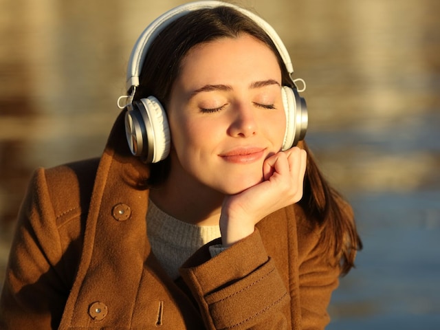 গান শুনেও কি টেনশন দূর করা যায়? গান শোনার ৫টি আশ্চর্যজনক উপকারিতা