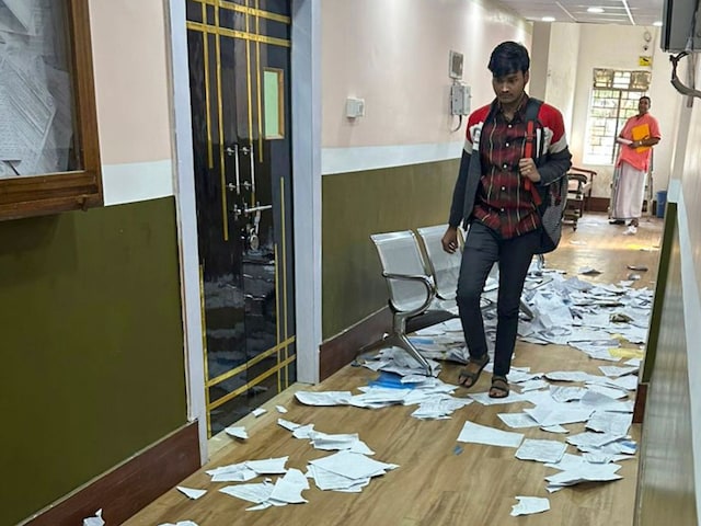 SC का ऑर्डर मिलते ही चुनाव आयोग एक्‍शन में, ममता की पुल‍िस को हड़काया