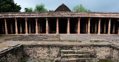 धार की भोजशाला में वसंत पंचमी की पूजा को लेकर सुप्रीम कोर्ट की शरण ली गई है.