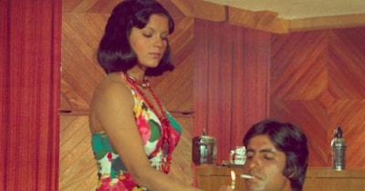 नई दिल्ली. करीब आधा दर्जन से ज्यादा दरवाजों से लौटाई गई एक स्क्रिप्ट, तीन-तीन बड़े सितारों की साफ मनाही और लगातार नाकामी का डर... इस फिल्म की शुरुआत कुछ ऐसी ही रही. कहानी एक ऐसे किरदार पर आधारित थी, जो हीरो होते हुए भी पूरी तरह मासूम नहीं था. यही वजह थी कि कई प्रोड्यूसर्स को यह विषय जोखिम भरा लगा और उन्होंने इससे दूरी बना ली. बड़े सितारों को भी ग्रे शेड वाला रोल रास नहीं आया. लेकिन, जब यह स्क्रिप्ट एक ऐसे अभिनेता के हाथ लगी, जो तब अपने करियर के निर्णायक मोड़ पर था तो तस्वीर बदल गई. उसने कहानी की ताकत पहचानी और बिना हिचक इसे स्वीकार कर लिया. शूटिंग के दौरान आर्थिक संकट, निजी नुकसान और कमजोर ओपनिंग जैसी मुश्किलें भी आईं, लेकिन दमदार अभिनय और यादगार संगीत ने दर्शकों को बांध लिया. नतीजा यह हुआ कि जो फिल्म कभी नकार दी गई थी, वही आगे चलकर बॉलीवुड की दिशा बदलने वाली मिसाल बन गई.