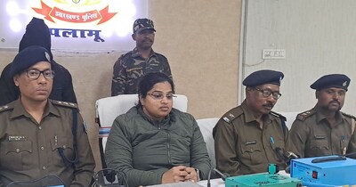 पलामू पुलिस ने अवैध मिनी मोबाइल फैक्ट्री का भंडाफोड़ किया, एसपी रीष्मा रमेशन ने जानकारी साझा की.