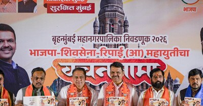 Maharashtra BMC Election Live: बृहन्‍मुंबई महानगरपालिका यानी बीएमसी चुनाव से ठीक पहले लाडकी बहिन योजना के तहत पात्र महिलाओं को पैसा देने के फसले को लेकर प्रदेश की सियासत गर्मा गई है. इस बीच, BMC चुनाव के लिए महायुति की ओर से घोषणा पत्र जारी किया गया है. (फोटो: PTI)