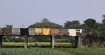 किशनगंज में खेत में पुल बनाया गया.