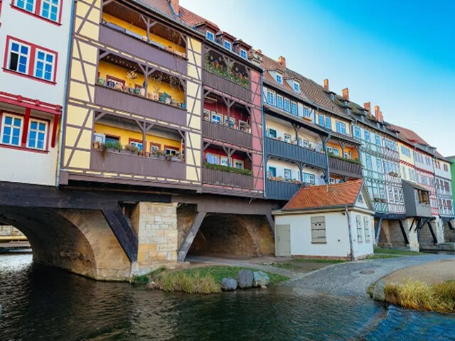 दुनिया का सबसे अनोखा पुल! ऊपर मकान बने हुए हैं, दुकानों में लोगों की भीड़ है