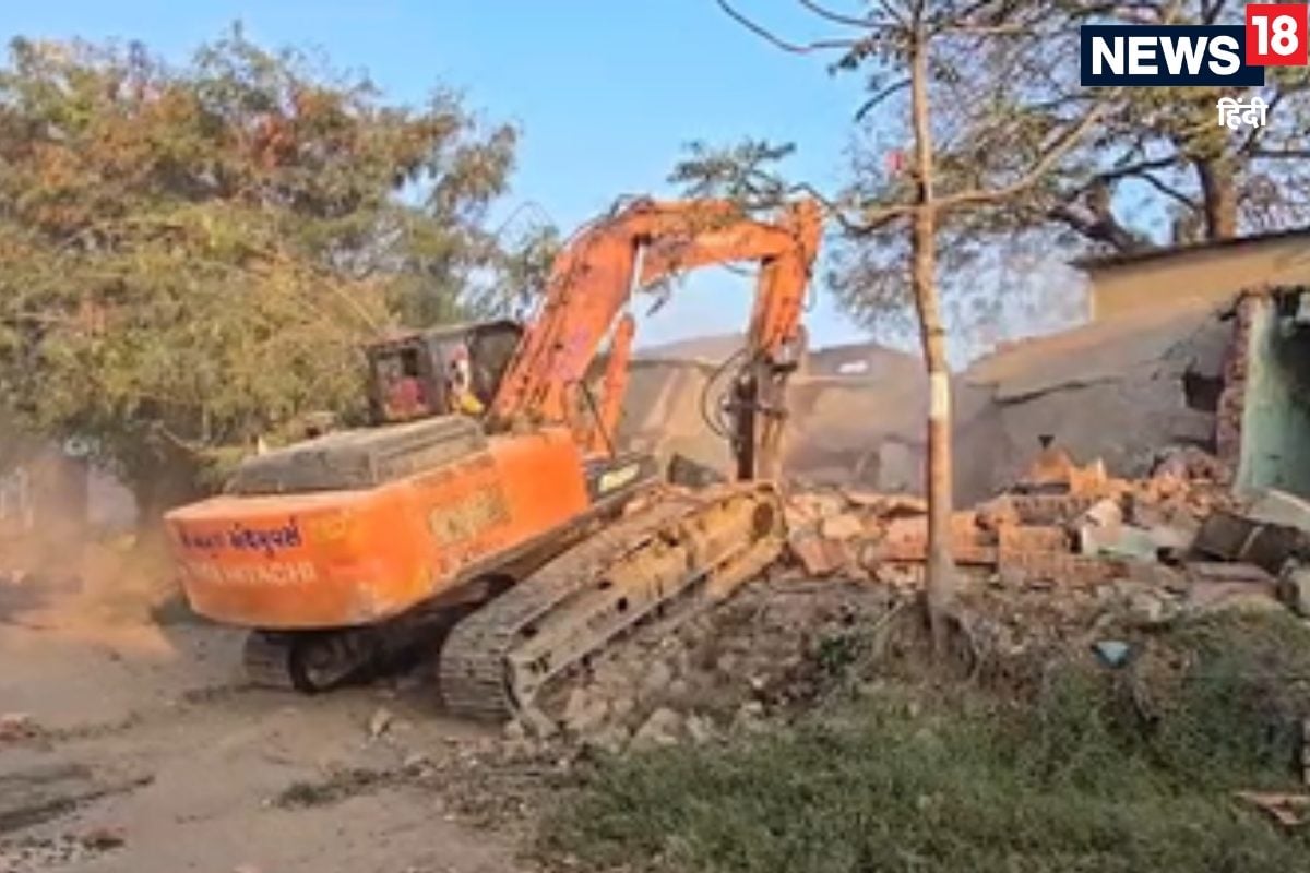 बुलडोजर देखते ही बढ़ गई सैकड़ों लोगों की धड़कनें धड़ाधड़ गिरने लगे मकान हर तरफ फैला पीले पंजे का खौफ