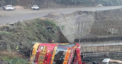 बिलासपुर जिले में बीती रात को एक निजी बस सड़क से नीचे पलट गई.