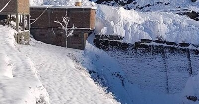 भरमौर विधानसभा क्षेत्र की पूलन पंचायत में ग्लेशियर खिसकने से तीन दुकानें और दो वाहन इसकी चपेट में आ गए. 