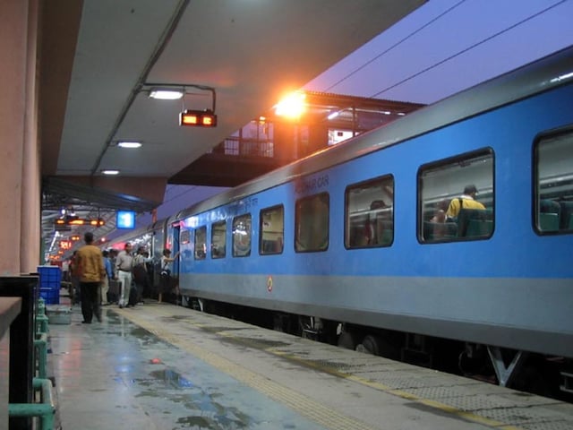 बिना सिग्नल ट्रेन लेकर चल दिया लोको पायलट, कई यात्री घायल बिना सिग्नल ट्रेन लेकर चल दिया लोको पायलट, कई यात्री घायल