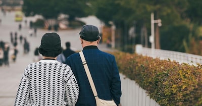 चीन में जनसंख्या की गिरती दर से परेशान सरकार.