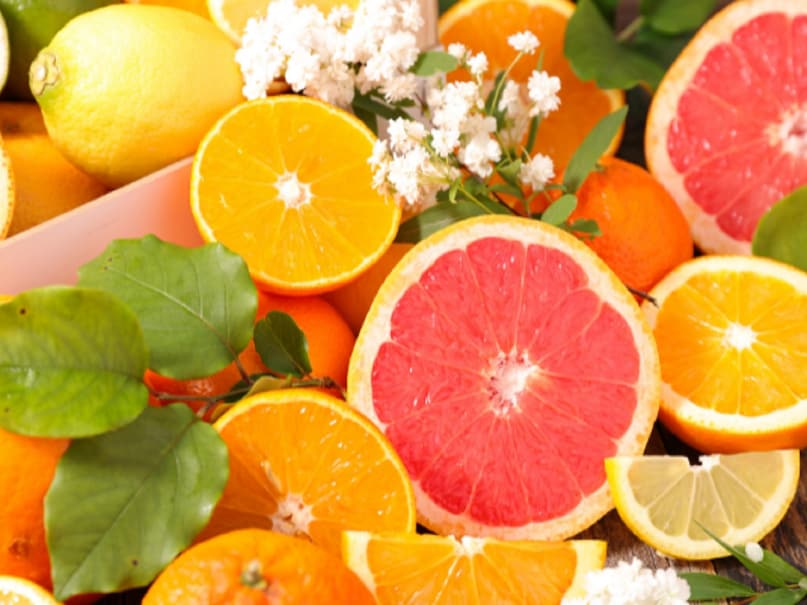 दमकती त्वचा के लिए विटामिन सी वाली चीजों का सेवन करना बहुत जरूरी है. ज्यादातर हरी साग सब्जियों में विटामिन सी मौजूद होते हैं. सबसे ज्यादा साइट्रस फ्रूट्स में विटामिन सी होता है. इसलिए रोज खट्टी-मीठी फलों का सेवन करें. विटामिन सी कोलेजन को बनाता है जिससे त्वचा मुलायम बनती है. विटामिन सी डाइट के अलावा दमकती त्वचा के लिए आपको रोज पर्याप्त नींद भी लेनी चाहिए. इसके लिए 7 से 8 घंटे रोज सोएं. 