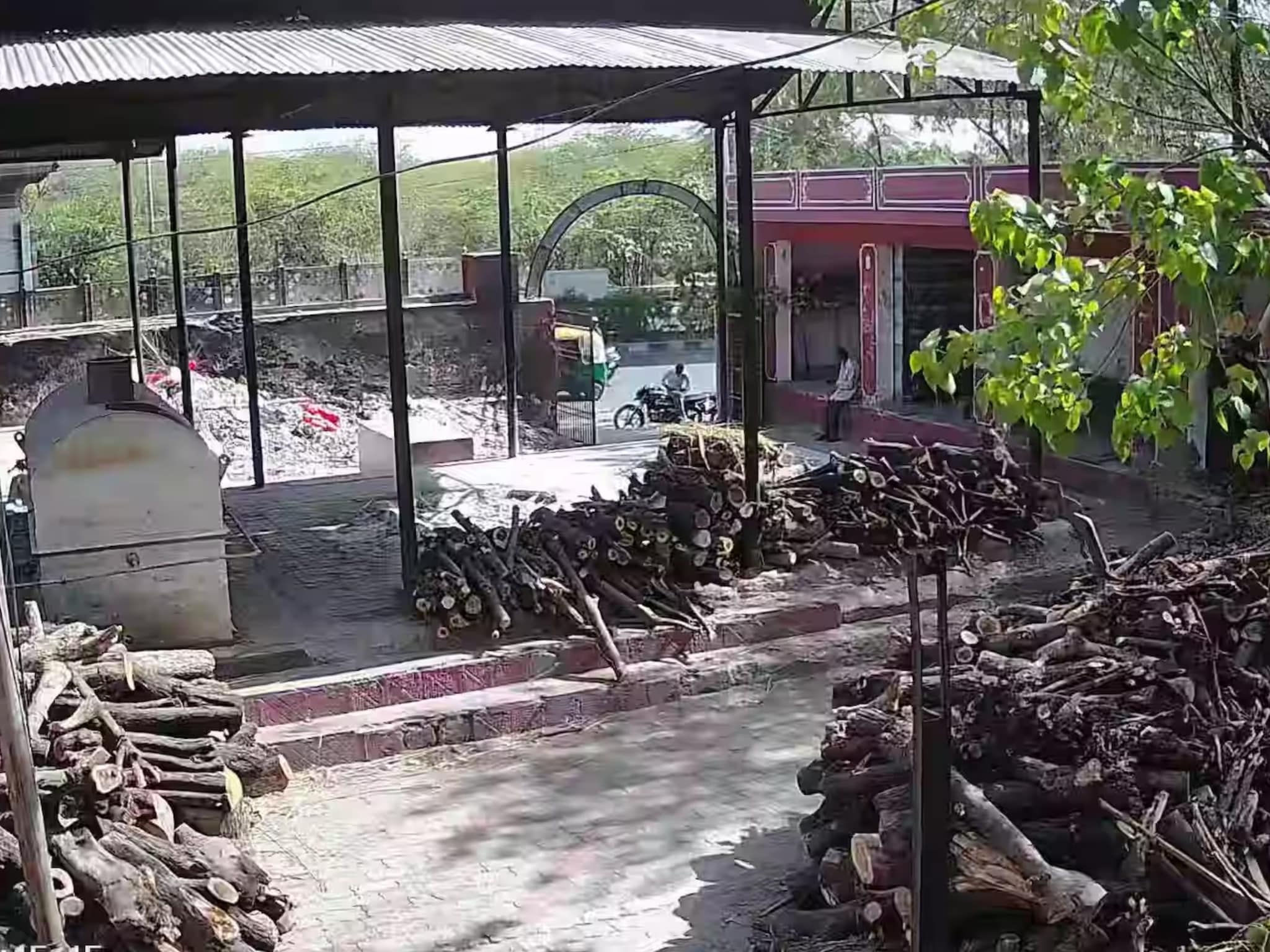 इंसानी मांस खाता था फिरदौस! श्मशान घाट बना रखी थी झोपड़ी पहुंची पुलिस तो देख कर उड़ गए होश