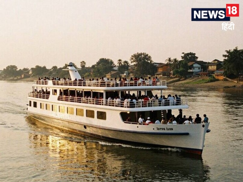 शुरुआत करते हैं दिल्ली सरकार की सबसे जबर्दस्त परियोजना क्रूज सेवा से. दिल्ली में यमुना नदी पर फरवरी 2026 से क्रूज सेवा शुरू होने की संभावना जताई जा रही है. वाराणसी में गंगा नदी में चलने वाले क्रूज की तरह दिल्ली में वजीराबाद से सोनिया विहार तक लगभग 8 किमी में यह क्रूज चलेगा. जानकारी के मुताबिक एक बार में 40 लोग यात्रा कर पाएंगे. सबसे खास बात है कि यह इको-फ्रेंडली, इलेक्ट्रिक बोट होगी जिसमें खान-पान, संगीत और मनोरंजन की सुविधा होगी, जिससे पर्यटकों को गोवा जैसा अनुभव भी मिलेगा. शुरुआत करते हैं दिल्ली सरकार की सबसे जबर्दस्त परियोजना क्रूज सेवा से. दिल्ली में यमुना नदी पर फरवरी 2026 से क्रूज सेवा शुरू होने की संभावना जताई जा रही है. वाराणसी में गंगा नदी में चलने वाले क्रूज की तरह दिल्ली में वजीराबाद से सोनिया विहार तक लगभग 8 किमी में यह क्रूज चलेगा. जानकारी के मुताबिक एक बार में 40 लोग यात्रा कर पाएंगे. सबसे खास बात है कि यह इको-फ्रेंडली, इलेक्ट्रिक बोट होगी जिसमें खान-पान, संगीत और मनोरंजन की सुविधा होगी, जिससे पर्यटकों को गोवा जैसा अनुभव भी मिलेगा.