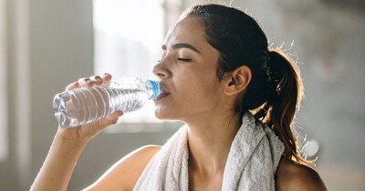 रोज कम से कम 8-10 गिलास पानी पीना जरूरी होता है.